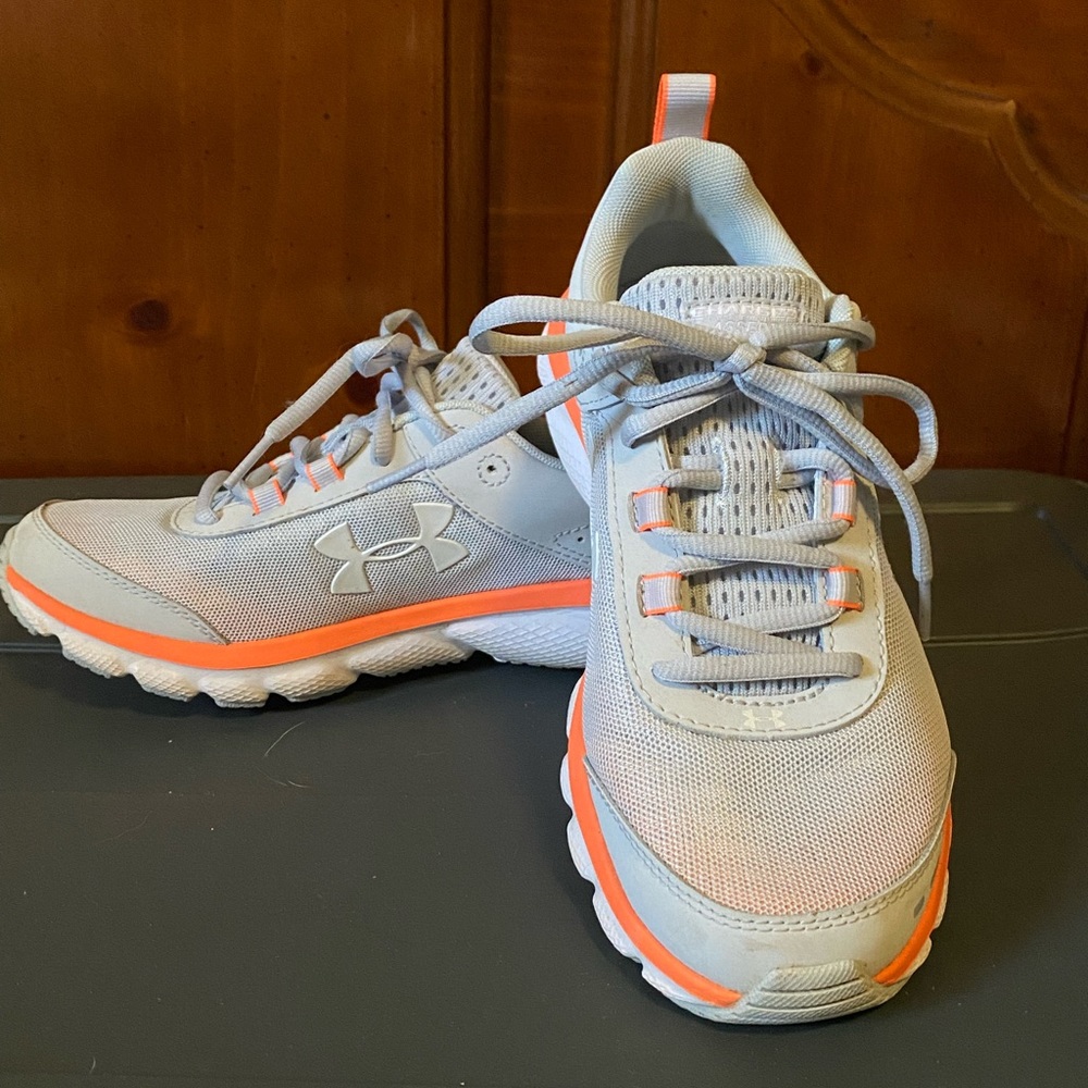 Under Armour tennis shoes size 7.5